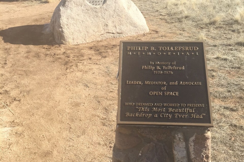 Un monumento de piedra con una placa dedicada a Philip B. Tollefsrud, un líder, mediador y defensor de Open Space.