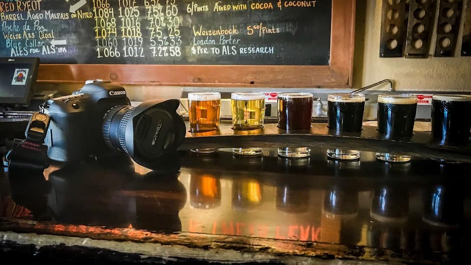 Una cámara sobre la barra, con varias cervezas en vasos.