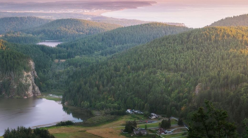 View from the top of Mt Erie.
#goldenhour #pnw #pacificnorthwest #aboveitall #pinksky #golden