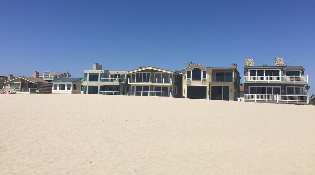 #BeachBound #beach #sand #minimal #minimalism #minimalist #sand #color #colorful #house #houses Amazing colorful houses and beach - perfect minimalism