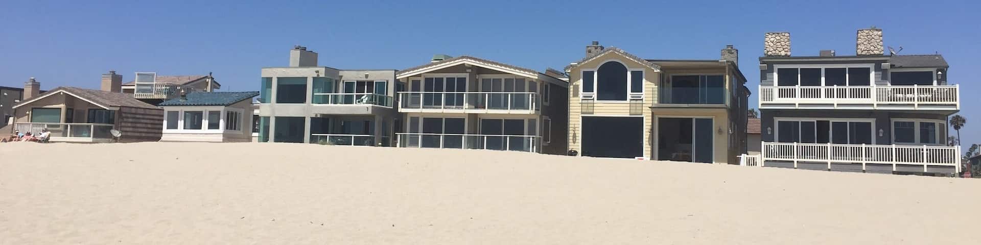 #BeachBound #beach #sand #minimal #minimalism #minimalist #sand #color #colorful #house #houses Amazing colorful houses and beach - perfect minimalism