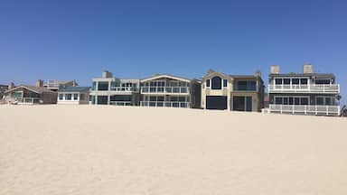 #BeachBound #beach #sand #minimal #minimalism #minimalist #sand #color #colorful #house #houses Amazing colorful houses and beach - perfect minimalism