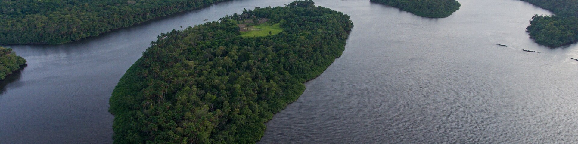 Vista aérea de un río con varias islas rodeadas de densa vegetación.