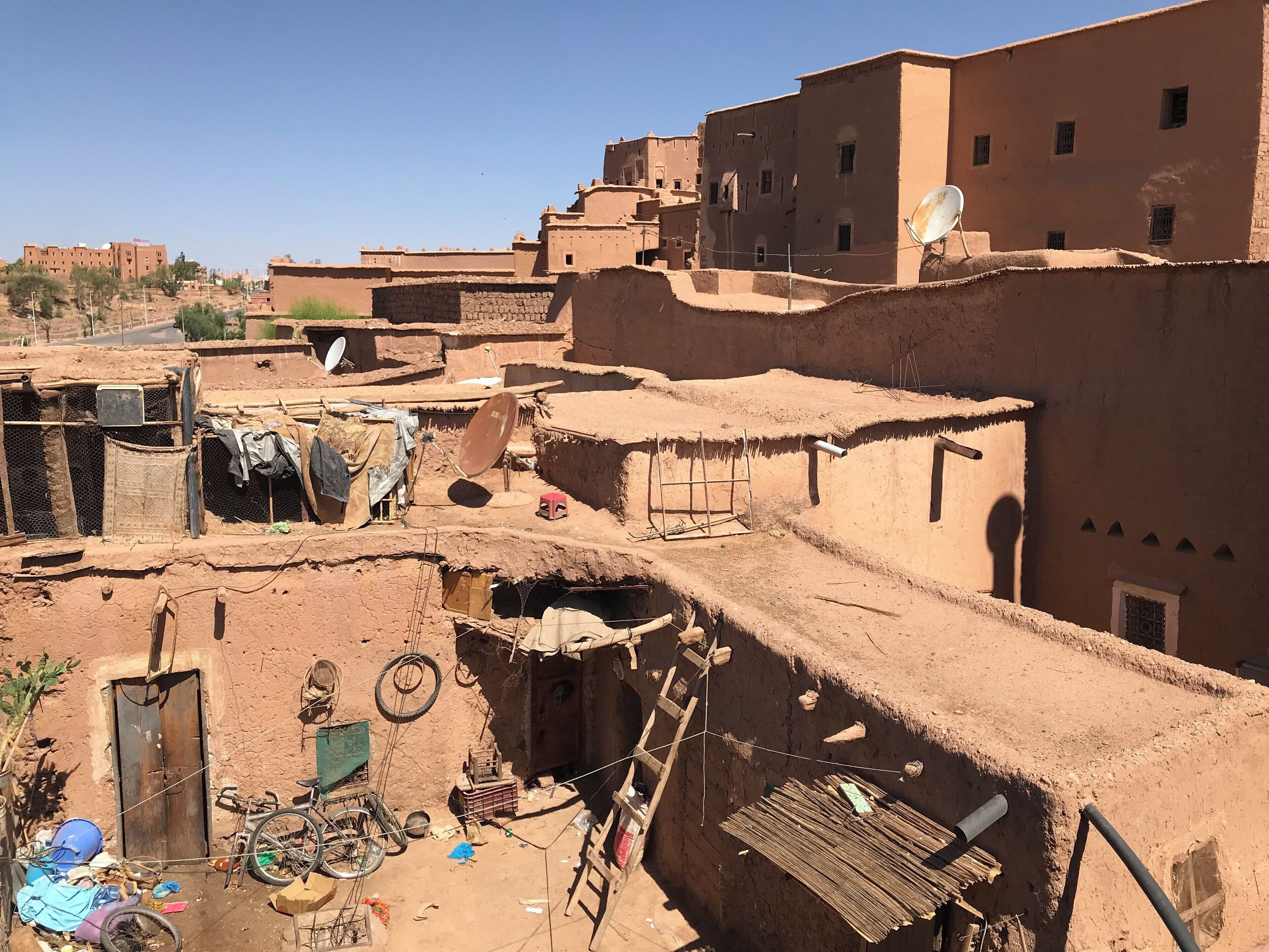 Overlooking homes next to the Taourirt Kasbah in Ouarzazate Morocco. #morocco #ouarzazate #moroccan #kasbah #homes #oldworld #rooftops #desertlife #travel #places #earthbound #africa #northafrica #flashpackingbarbie #extendedtravel