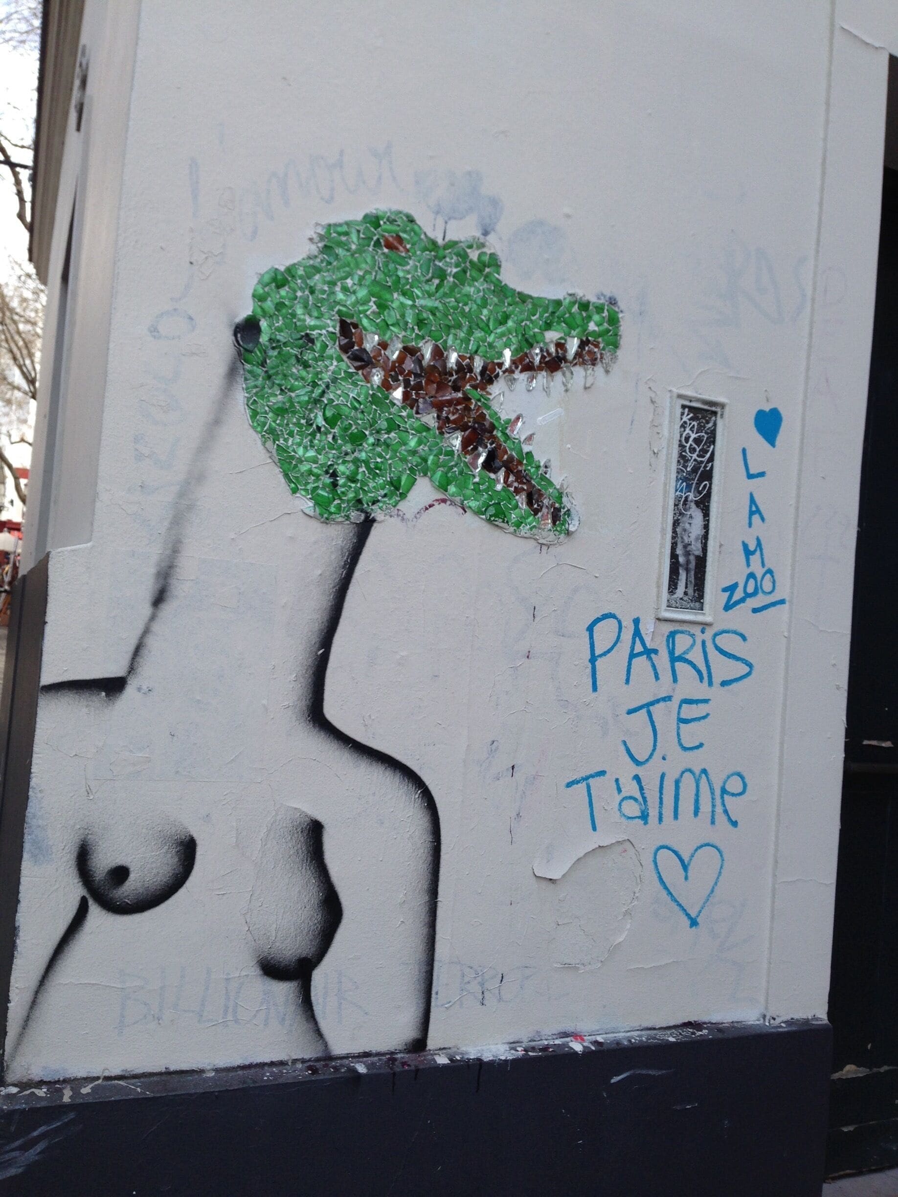 Paris, je t'aime ❤️. It's where artists stand on the shoulders of artists. #streetart http://www.trover.com/d/130Hj-place-du-tertre-paris-france