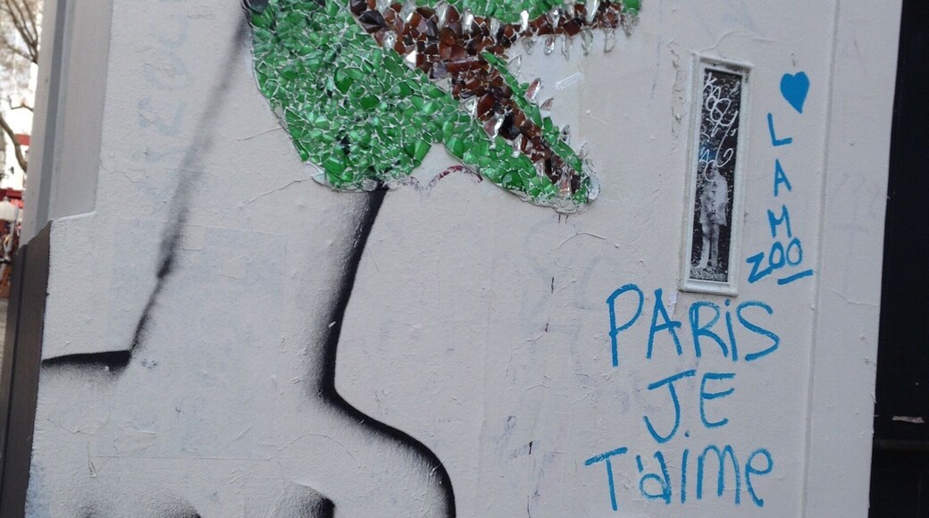 Paris, je t'aime ❤️. It's where artists stand on the shoulders of artists. #streetart http://www.trover.com/d/130Hj-place-du-tertre-paris-france