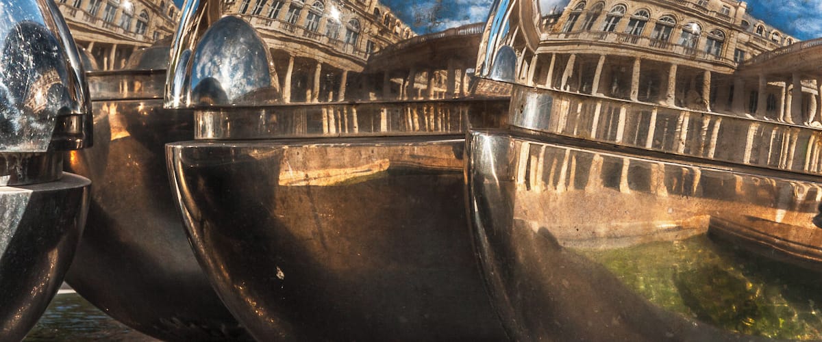 Just playing with the incredible relfexions on this ackward fountain in la Cour d'Honneur du Palais Royal. A must see. #perspectives