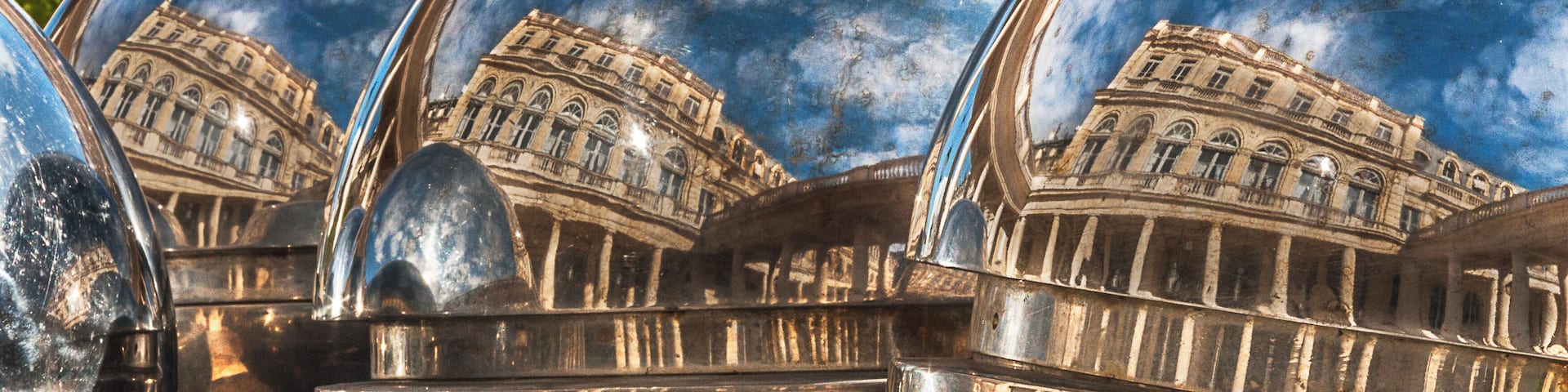 Just playing with the incredible relfexions on this ackward fountain in la Cour d'Honneur du Palais Royal. A must see. #perspectives