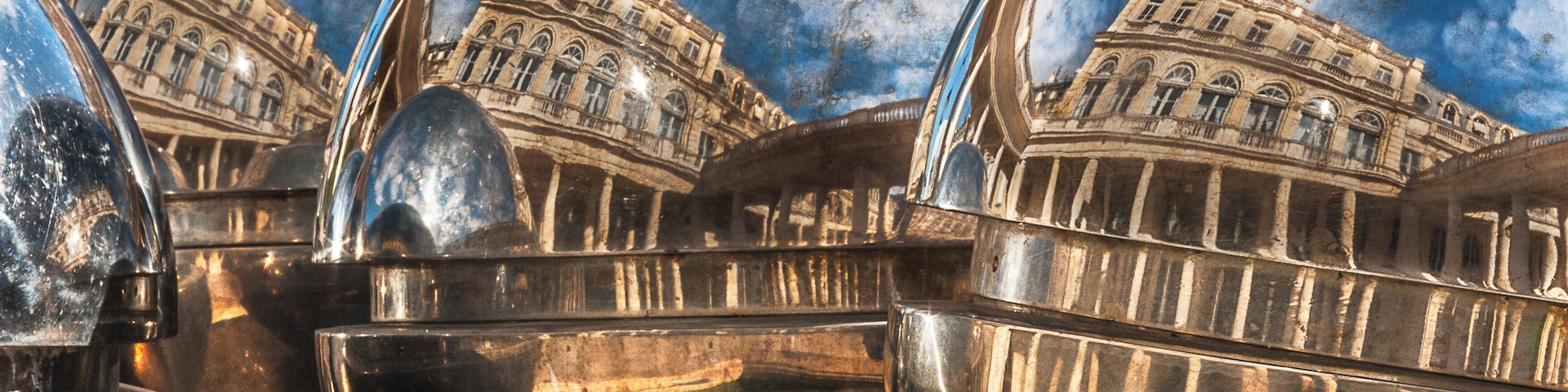 Just playing with the incredible relfexions on this ackward fountain in la Cour d'Honneur du Palais Royal. A must see. #perspectives