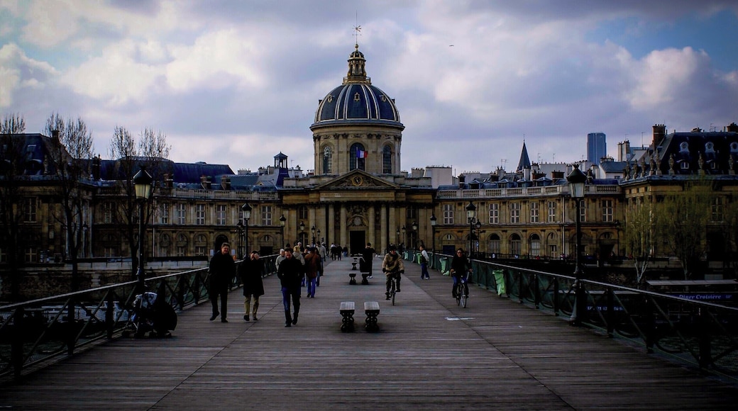 Pont des Arts #paris #france #europe #architecture #bridge #building #builtstructure #city #cities #citylife #day #dome #outdoors #people #photography #pontdesarts #sky #streetphotography #travel #traveling #travelgram #travelphotography