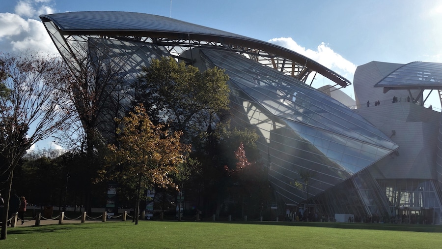 Does it look like a boat, a whale, a crystal palace in the middle of an explosion?
The “Fondation Louis Vuitton” museum was designed by the American architect Frank Gehry, it hosts modern and contemporary art exhibitions and concerts. #Architecture #Trovember