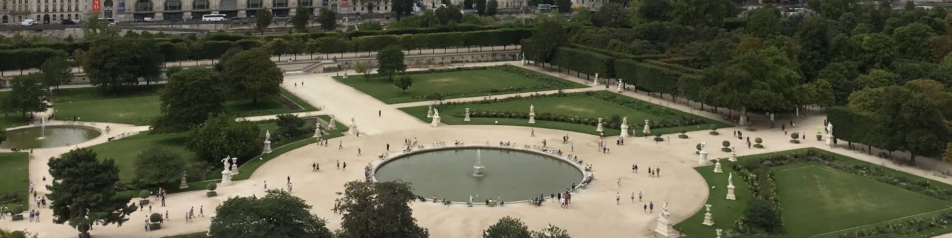 Vista de los Jardines de las Tullerías en París, con el Museo del Louvre, la Torre Eiffel y el Palacio de Versalles al fondo.
