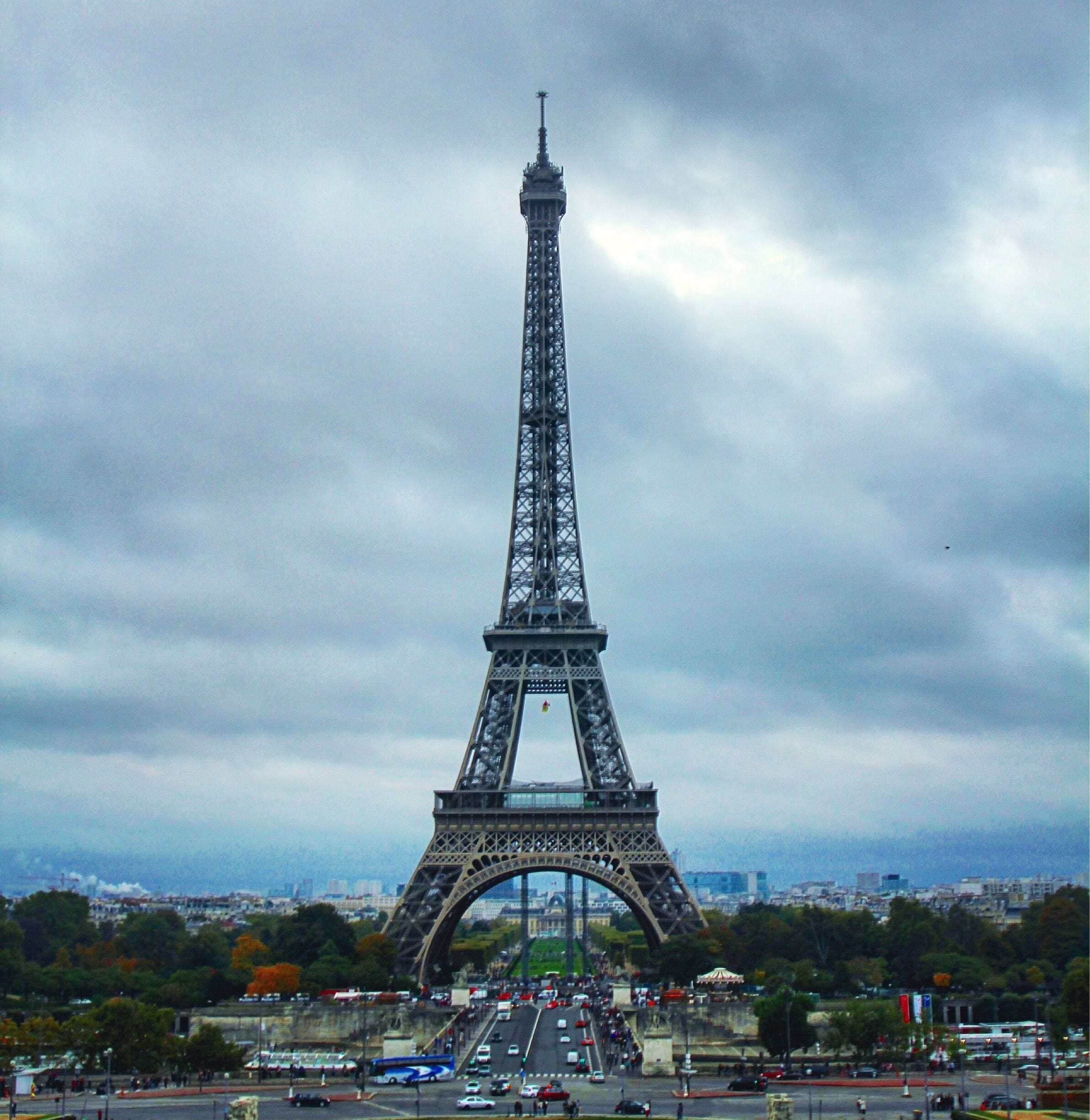A Torre Eiffel sob um céu nublado.