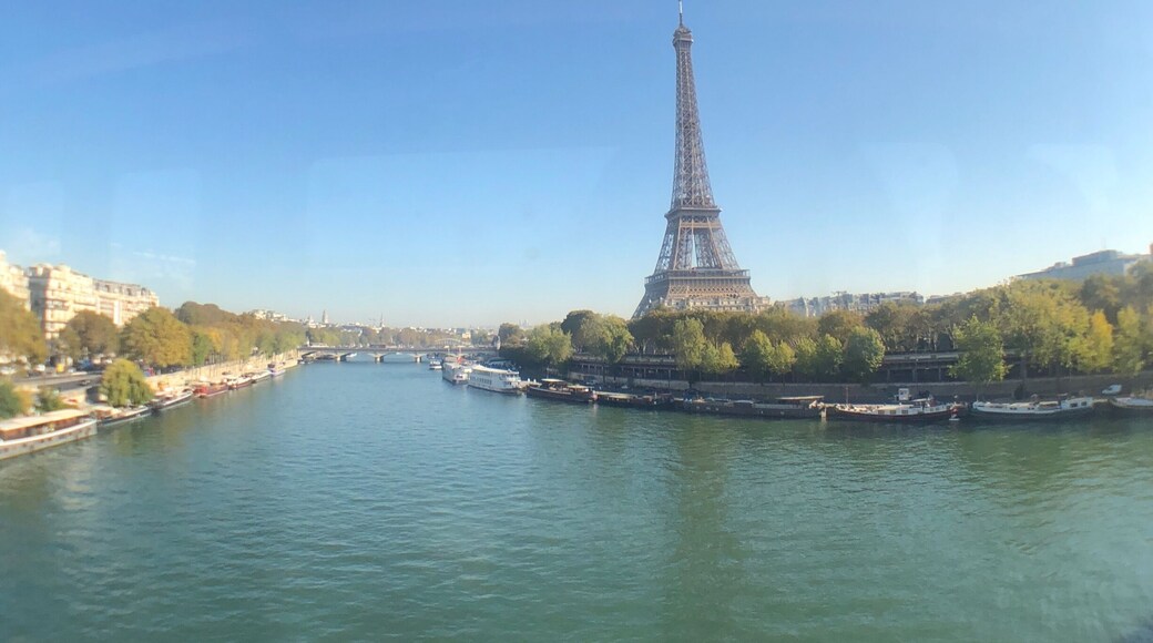 Viewing Eiffel Tower from Paris Metro is an exciting experience. Taking the 6 Line, the train goes on the elevated railway to cross the Seine river.
#fisheyelens #paris