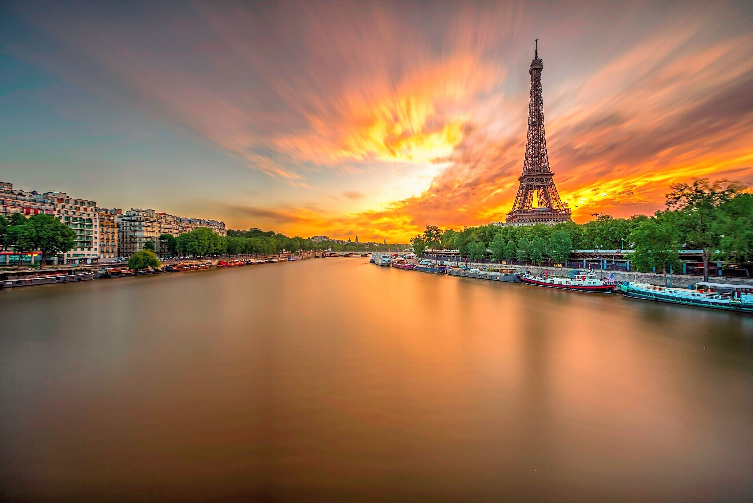HDR &  very long exposures of  the Tour de Eiffel at sunrise taken from Pont de Bir-Hakeim