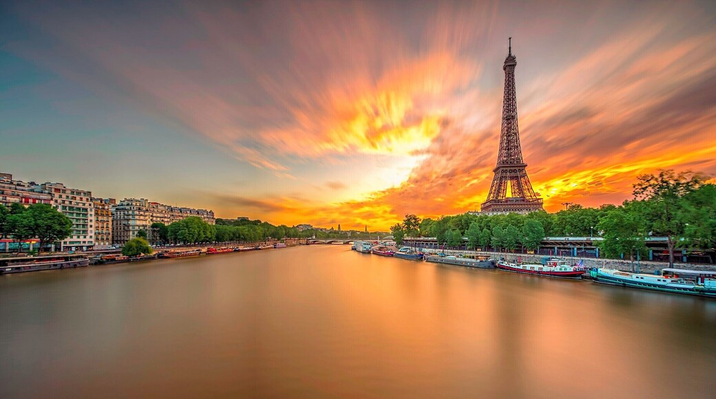 HDR & very long exposures of the Tour de Eiffel at sunrise taken from Pont de Bir-Hakeim