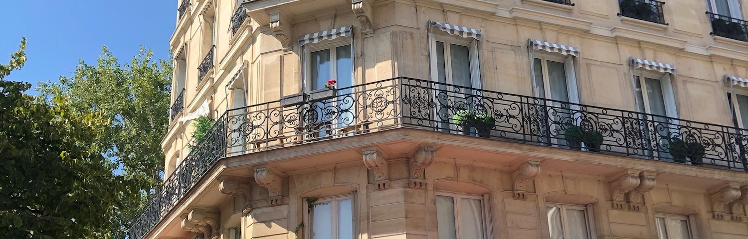 Just a regular sunday on Ile Saint Louis, enjoying my Berthillon ice cream.