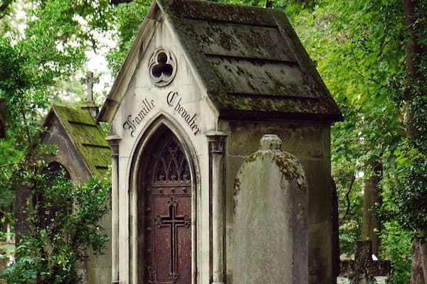 Some people might think it a bit strange to visit cemeteries on vacation but Pere-Lachaise Cemetery in Paris was the highlight of my day. Gothic graves and ancient mausoleums to admire all the while hearing the calls of crows and ravens in the background. The atmosphere is unreal.
#InStone