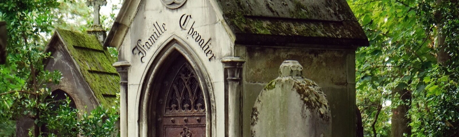 Some people might think it a bit strange to visit cemeteries on vacation but Pere-Lachaise Cemetery in Paris was the highlight of my day. Gothic graves and ancient mausoleums to admire all the while hearing the calls of crows and ravens in the background. The atmosphere is unreal.
#InStone