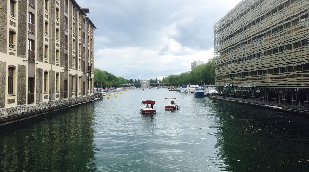 La Villette
Bassin
Fun in Paris in summer
Great place for boating on the canal
Modern and trendy place
Take your beers and enjoy the canal and the chairs along
