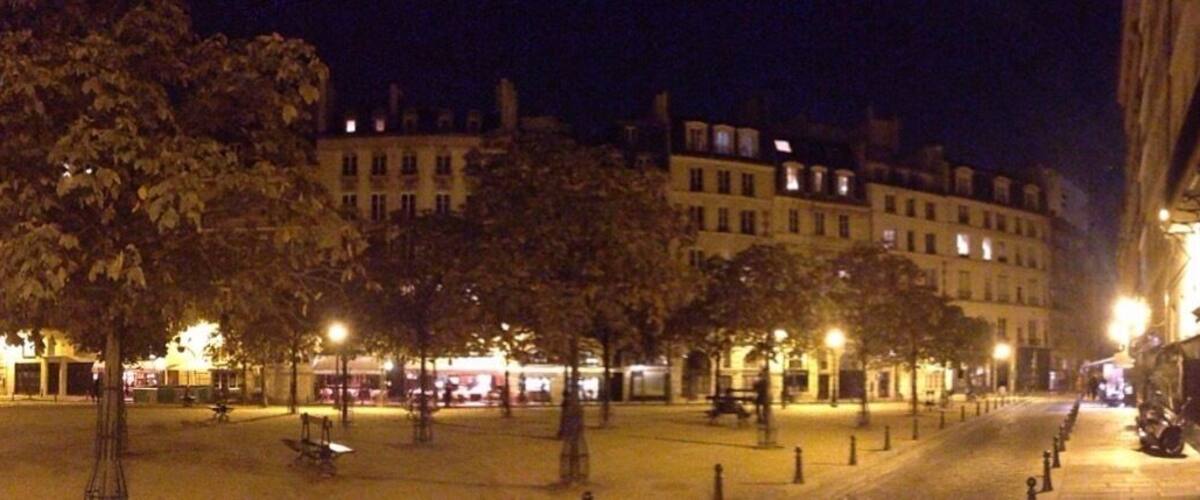 Place Dauphine at night. So quiet...