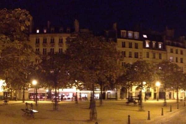 Place Dauphine at night. So quiet...