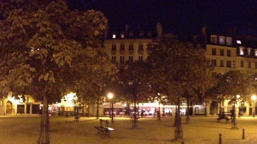 Place Dauphine at night. So quiet...