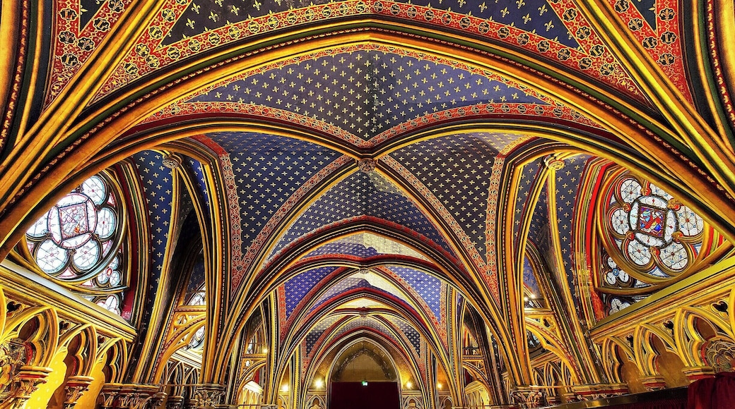 The ceiling of the lower chapel. This is where common inhabitants of the palace would come to worship, while royalty would celebrate in the glorious upper chapel. Still, this lower chapel isn't too shabby. The decoration down here emphasizes the lineage of the royal family - golden fleurs-de-lis on a blue background to represent King Louis, and golden castles on a red background to represent his mother, Blanche de Castille.