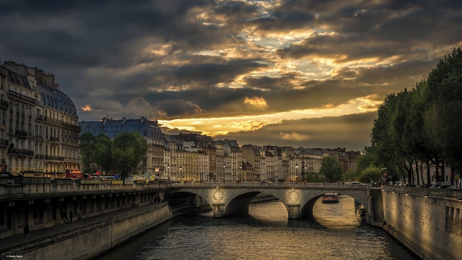 How can one not take a good photo in Paris? Walk around all day, seeing the sights, wondering how could the city look any prettier. Then the sun goes down and the city lights come on.