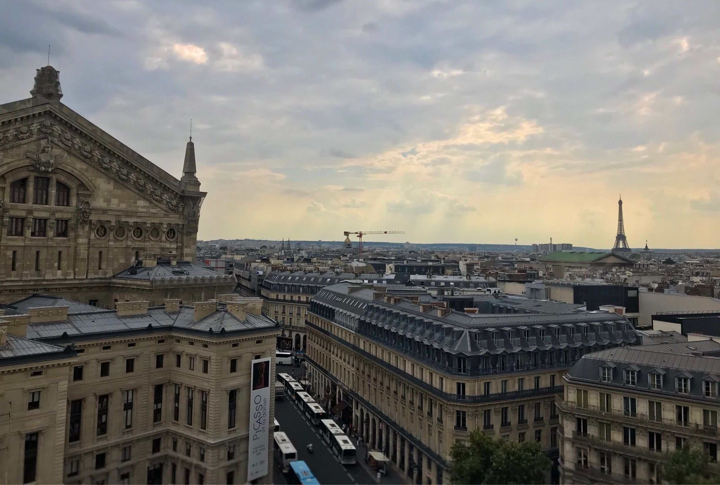 If you want a panoramic view of Paris avoiding any queue, the crowd of tourists and totally free, go to the rooftop bar at La Galerie Lafayette. That’s a good option 👌🏼 (Paris, France) 🇫🇷