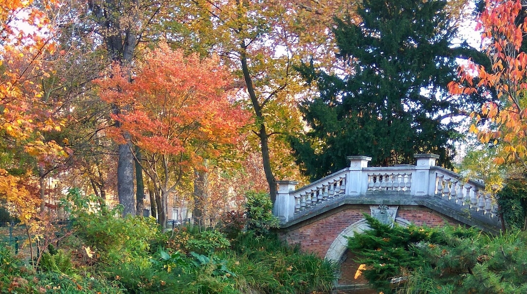 Great little park to have a take away breakfast. Lots of large old trees, and this bridge is stunning.