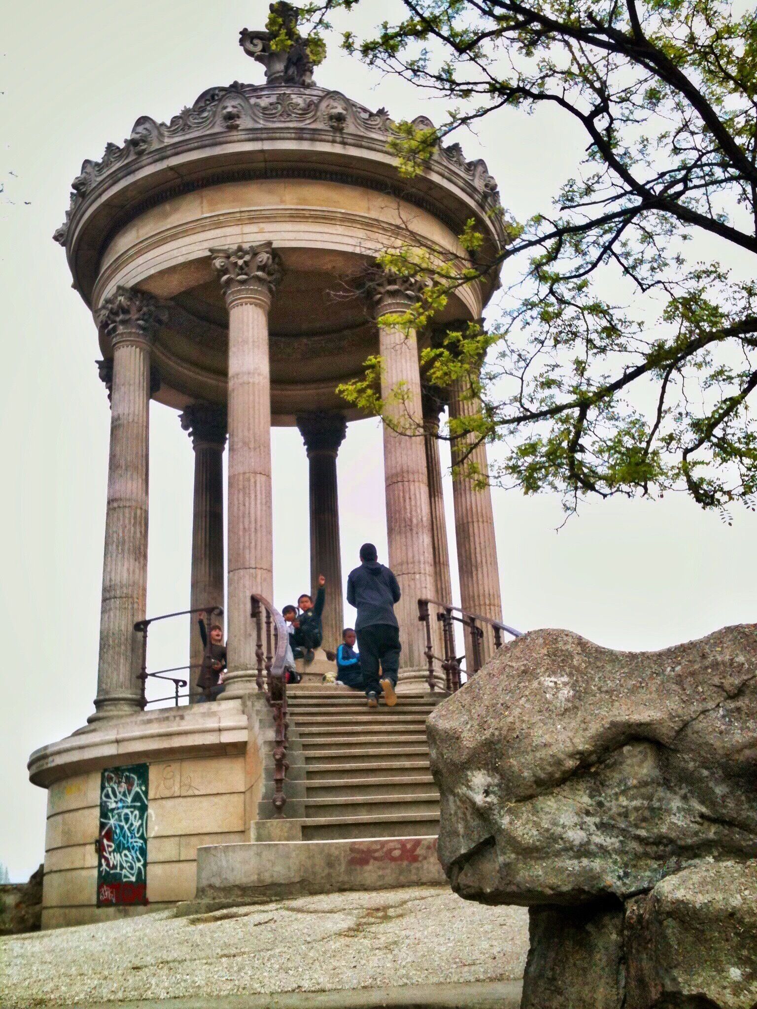 Off the beaten track, the Parc des Buttes-Chaumont is an oasis in the middle of the hustle and bustle of the big city. This is the place where Parisians go to relax, read a good book, eat a baguette sandwich, bask in the sun, or exercise.