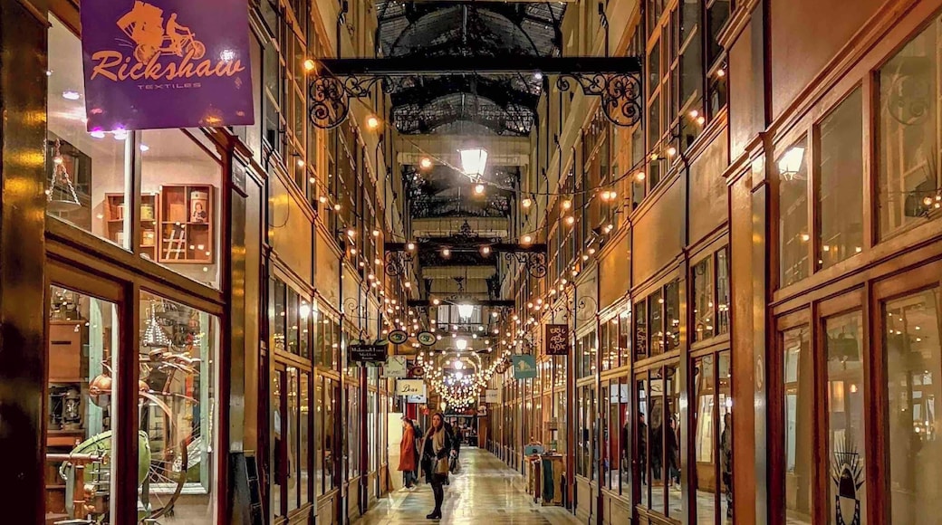 The passage of the Grand-Cerf houses shops of craftsmen, designers, decorators, fashion, designers and communication professions.
It is located in the heart of Paris, near Châtelet-les-Halles metro station.