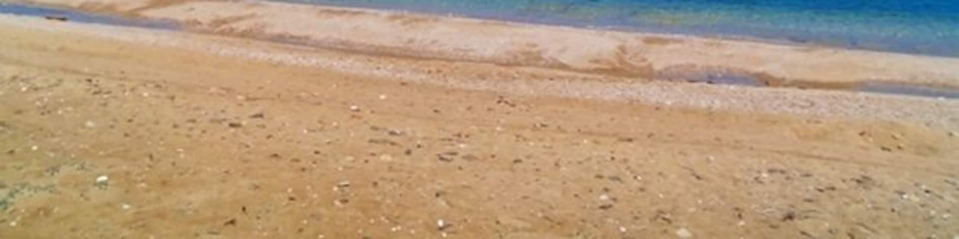 Crystal clear waters and blonde sand create a unique ideal picture. If you ever happen to be on the island of Paros, Logaras is a place you shouldnât miss to visit!