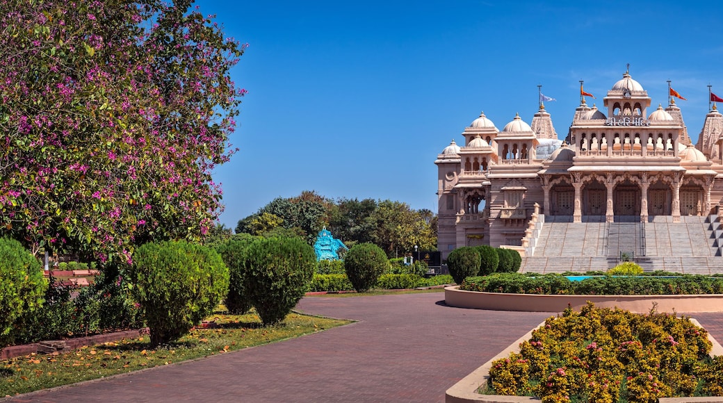Panoramic View of Shree Hari Temple and Gardens, Sandipani Vidyaniketan, Porbandar. A clear blue sky, highlighting the spiritual and architectural beauty of this famous pilgrimage site.