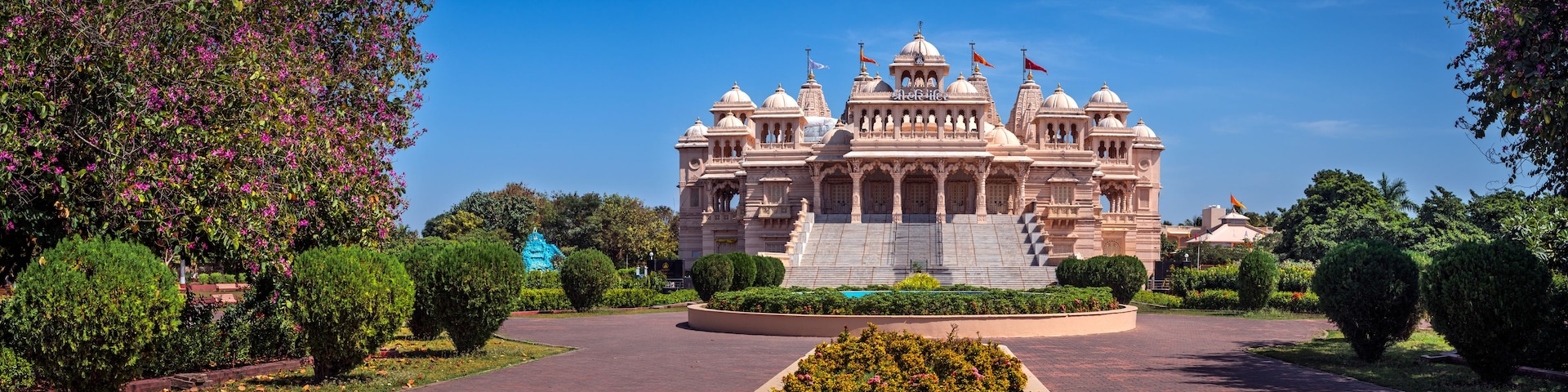 Panoramic View of Shree Hari Temple and Gardens, Sandipani Vidyaniketan, Porbandar. A clear blue sky, highlighting the spiritual and architectural beauty of this famous pilgrimage site.