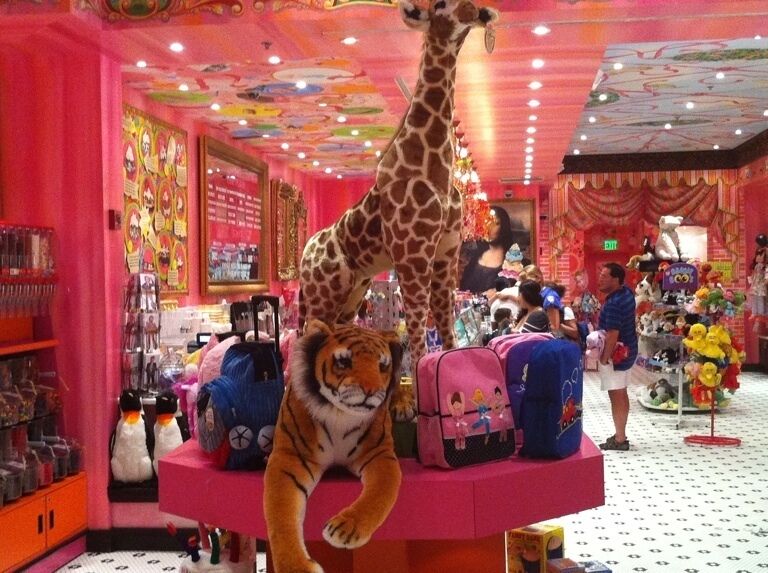 Best ice cream ever, especially if you have little ones. The whole environmental atmosphere  is very kid friendly.  There's a picture in the back with the Mona Lisa holding a ice cream cone. 