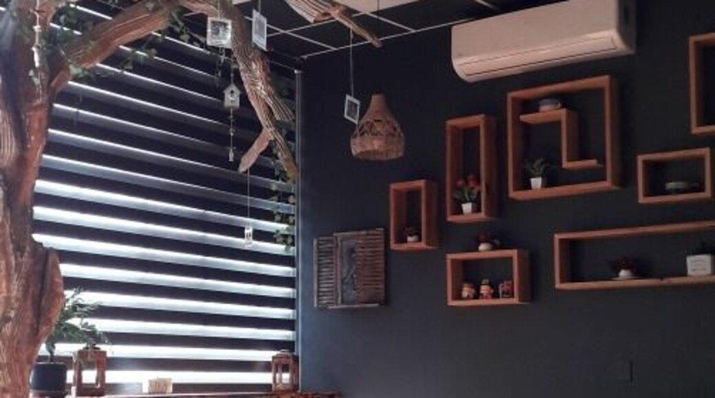 Want to drink delicious hot or cold coffee, a refreshing drink or bubble tea and eat a delciious bubble waffle for an affordable price in a cozy and pleasant area --> this is definitely your place to be!
Suriname at it's best!