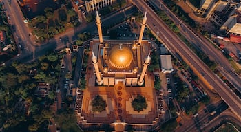 Ilmakuva moskeijasta, jossa on suuri kultainen kupoli ja neljä minareettia. Moskeijan ympärillä on teitä ja viheralueita.