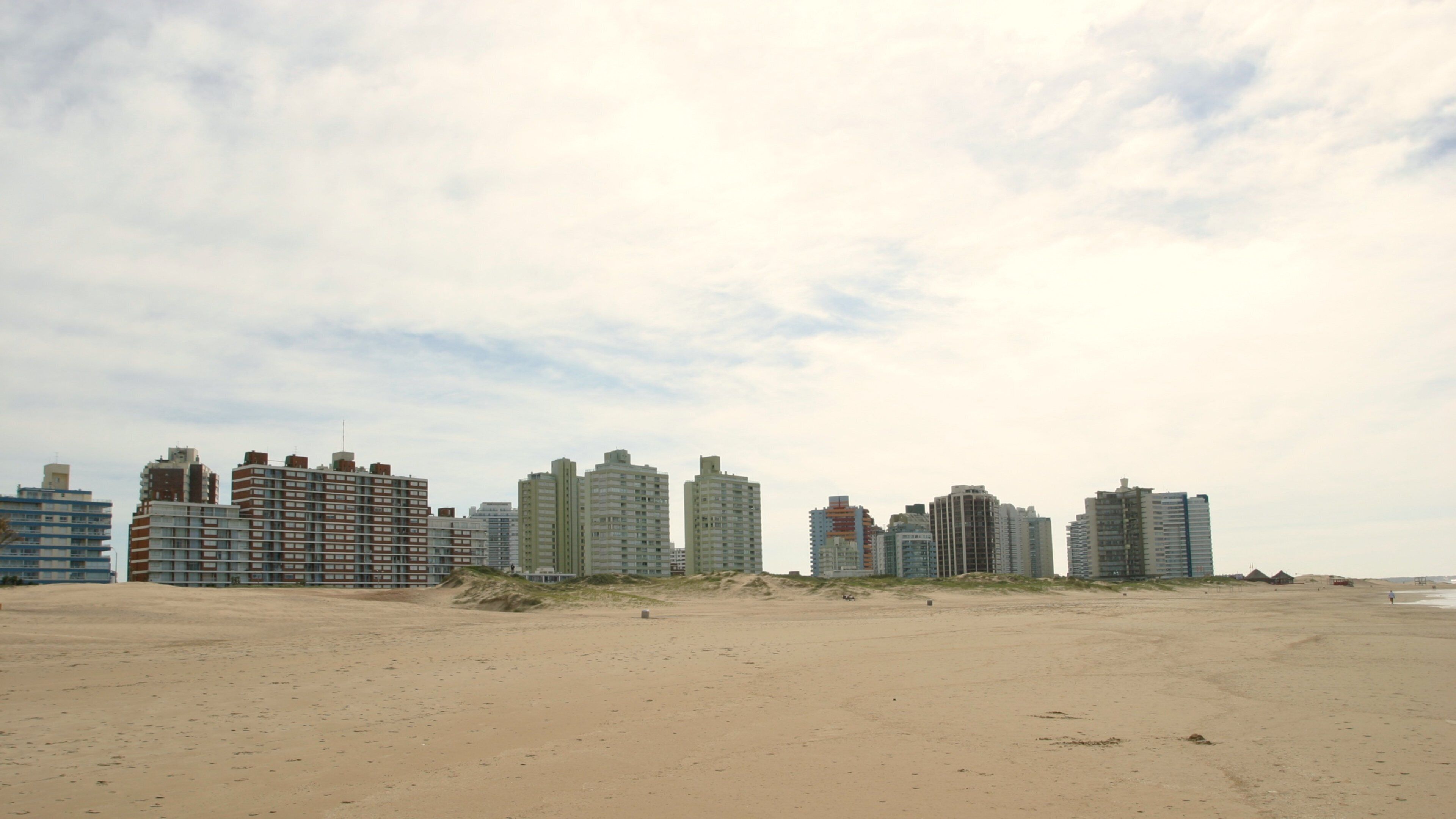 Punta del Este que incluye una playa y una localidad costera