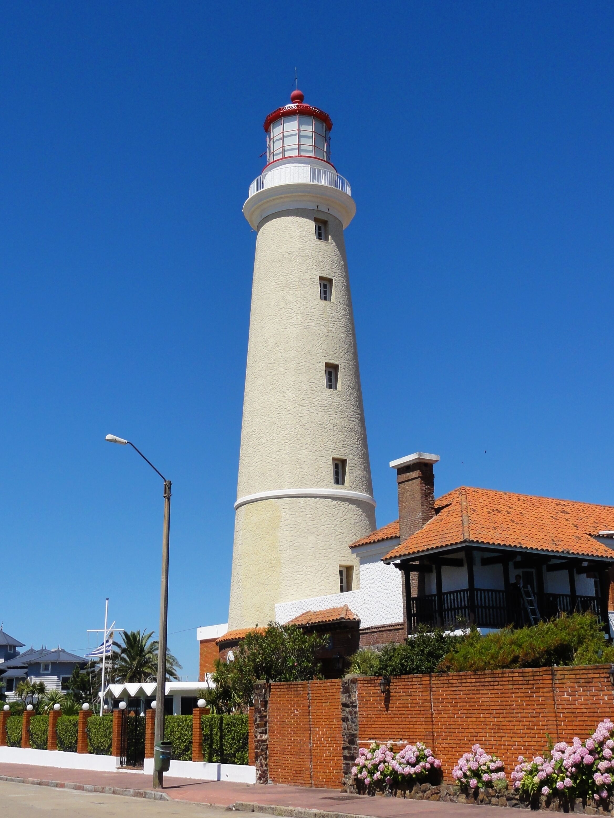 Farol muito bem conservado que começou a operar em 1860 com o objetivo de orientar a navegação no Oceano Atlântico e Rio da Prata. Tem uma altura de 45 metros e está localizado em frente à Igreja de Nuestra Señora de La Candelária.

#uruguay #puntadeleste #lighthouse #farol #faro
