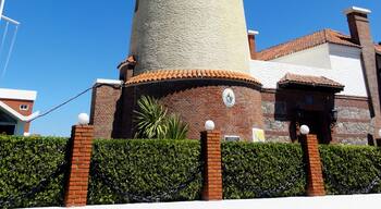 Farol muito bem conservado que começou a operar em 1860 com o objetivo de orientar a navegação no Oceano Atlântico e Rio da Prata. Tem uma altura de 45 metros e está localizado em frente à Igreja de Nuestra Señora de La Candelária.
#uruguay #puntadeleste #lighthouse #farol #faro