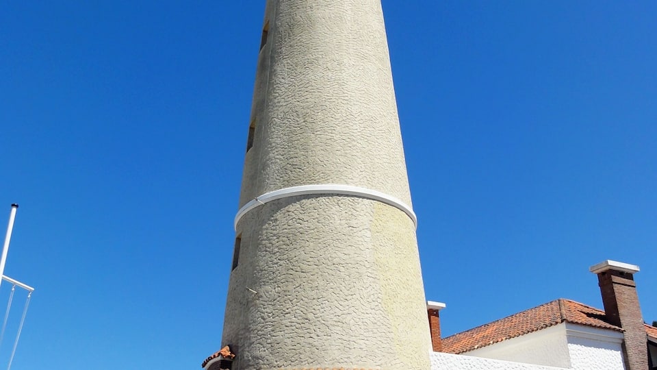Farol muito bem conservado que começou a operar em 1860 com o objetivo de orientar a navegação no Oceano Atlântico e Rio da Prata. Tem uma altura de 45 metros e está localizado em frente à Igreja de Nuestra Señora de La Candelária.
#uruguay #puntadeleste #lighthouse #farol #faro