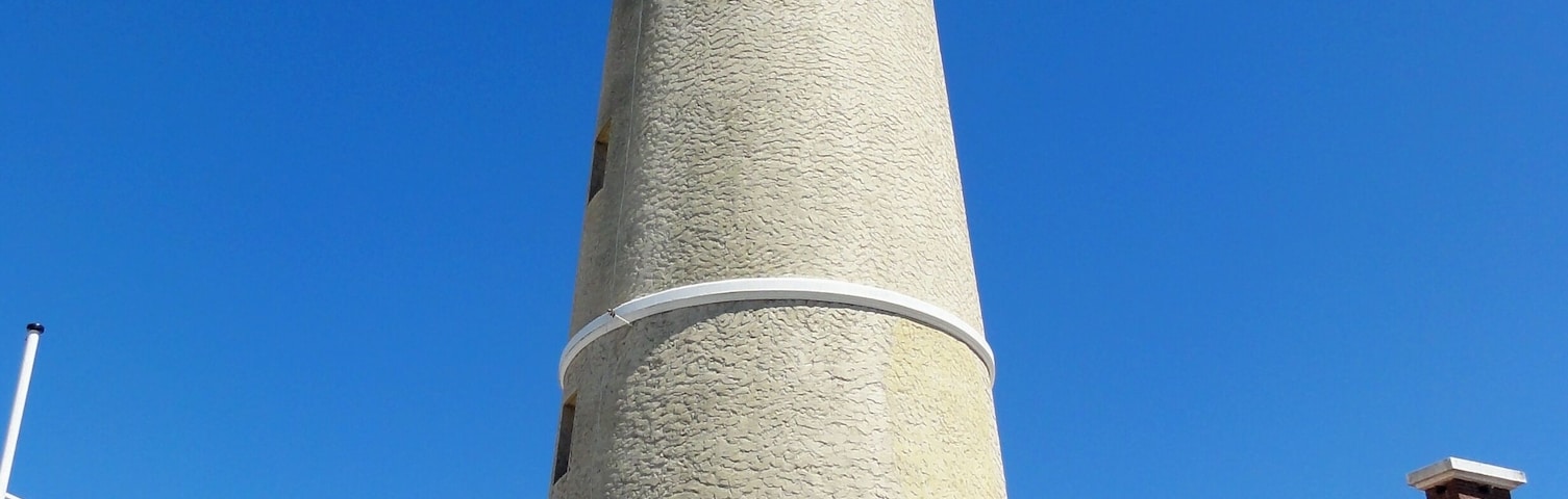 Farol muito bem conservado que começou a operar em 1860 com o objetivo de orientar a navegação no Oceano Atlântico e Rio da Prata. Tem uma altura de 45 metros e está localizado em frente à Igreja de Nuestra Señora de La Candelária.
#uruguay #puntadeleste #lighthouse #farol #faro