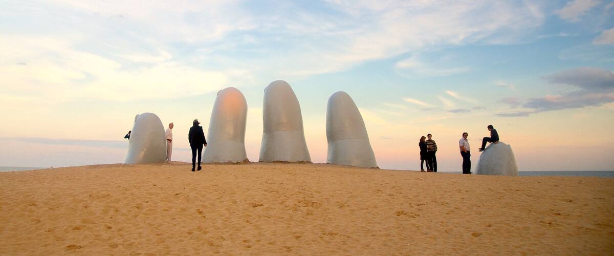 Punta del Este which includes a sunset, a statue or sculpture and general coastal views