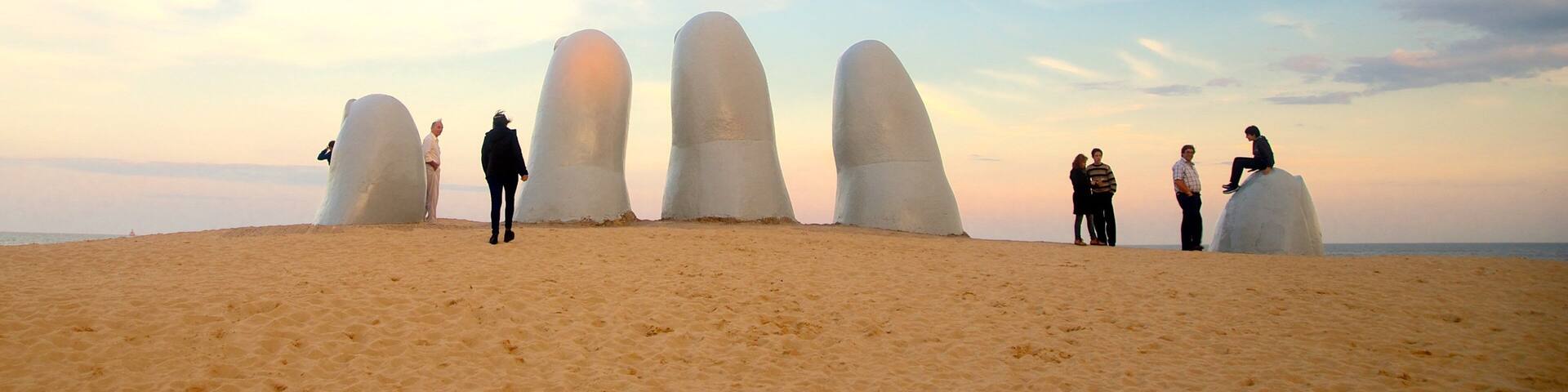 Punta del Este which includes a sunset, a statue or sculpture and general coastal views