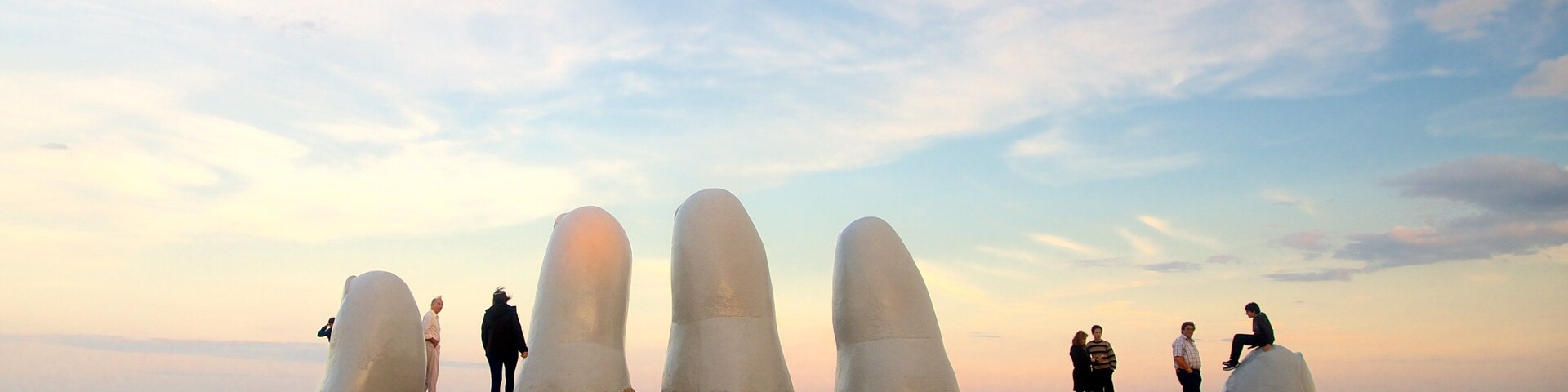 Punta del Este ofreciendo una estatua o escultura, una puesta de sol y vistas generales de la costa