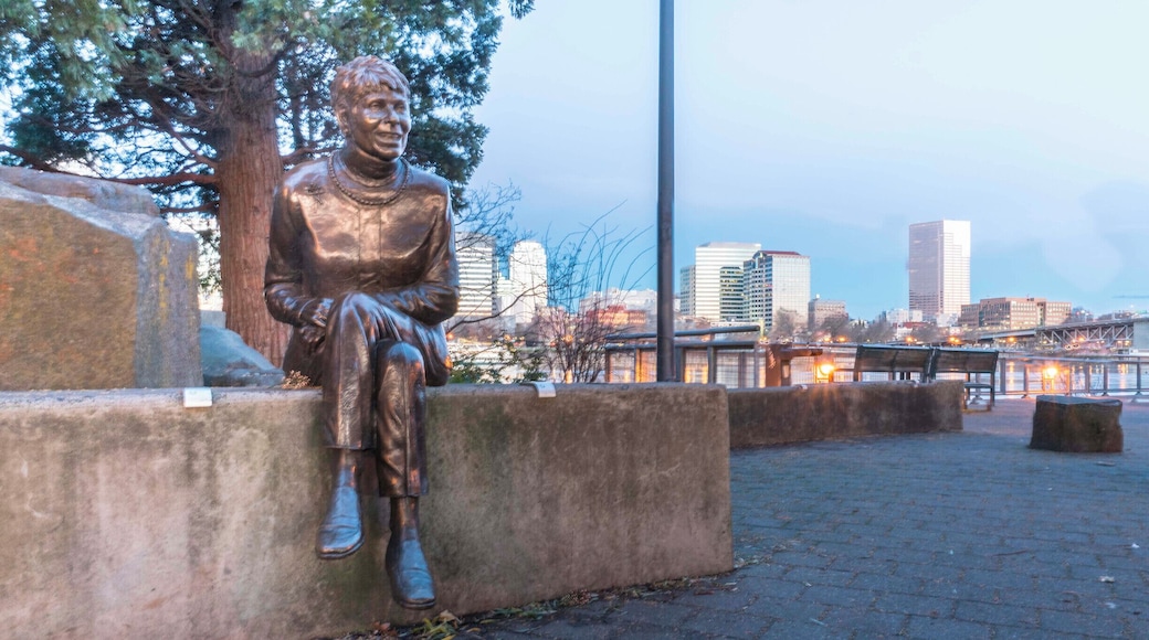 Find the statue of beloved Portland mayor Vera Katz near OMSI and grab an iconic view of the city skyline.
#Oregon #Portland #VeraKatz #skyline
#Hometown