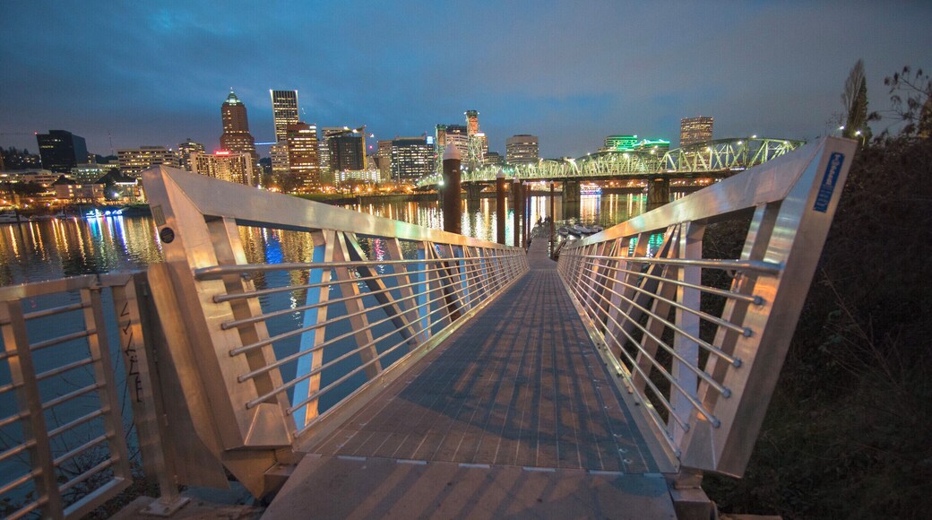 The Portland skyline on a crisp clear winter night. The Eastbank Esplanade is an ideal stroll the see this beautiful city at any hour of the day.
#Oregon #Portland #skyline #night #Eastbankesplanade