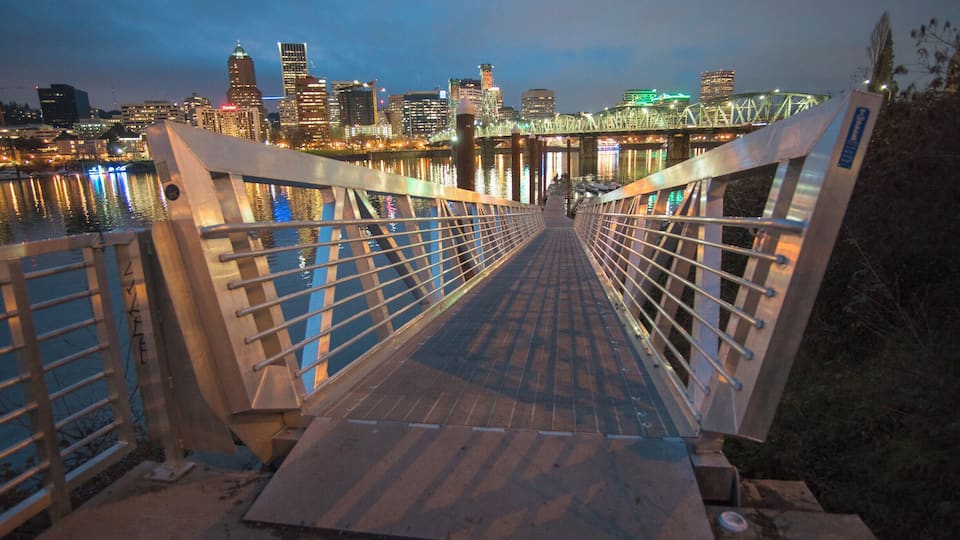 The Portland skyline on a crisp clear winter night. The Eastbank Esplanade is an ideal stroll the see this beautiful city at any hour of the day.
#Oregon #Portland #skyline #night #Eastbankesplanade